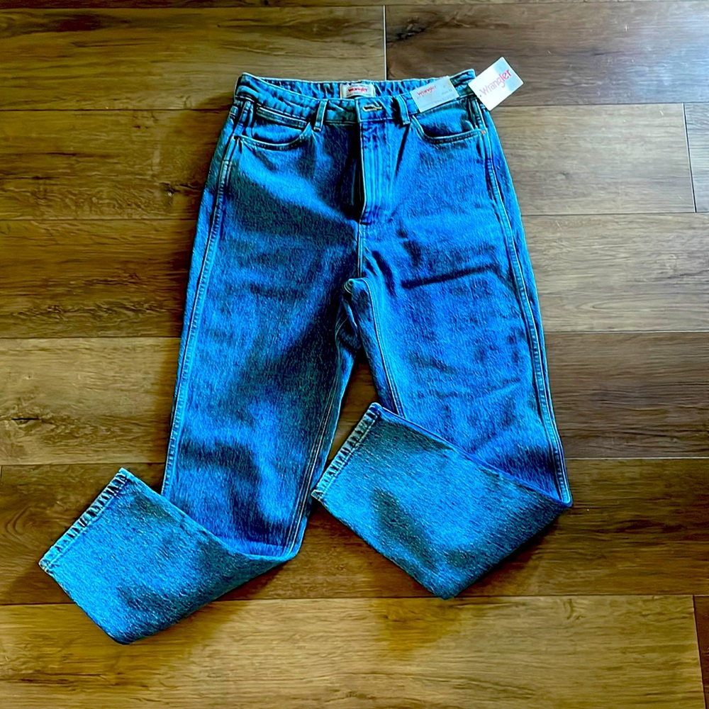 Wrangler— Women’s Distressed Vintage Taper Jean in Topaz size 10/30